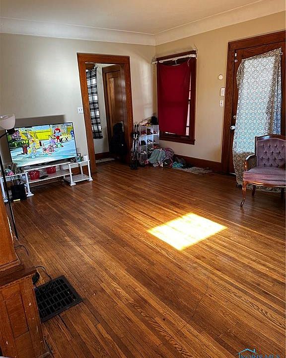 2nd image of 440 Somerset St