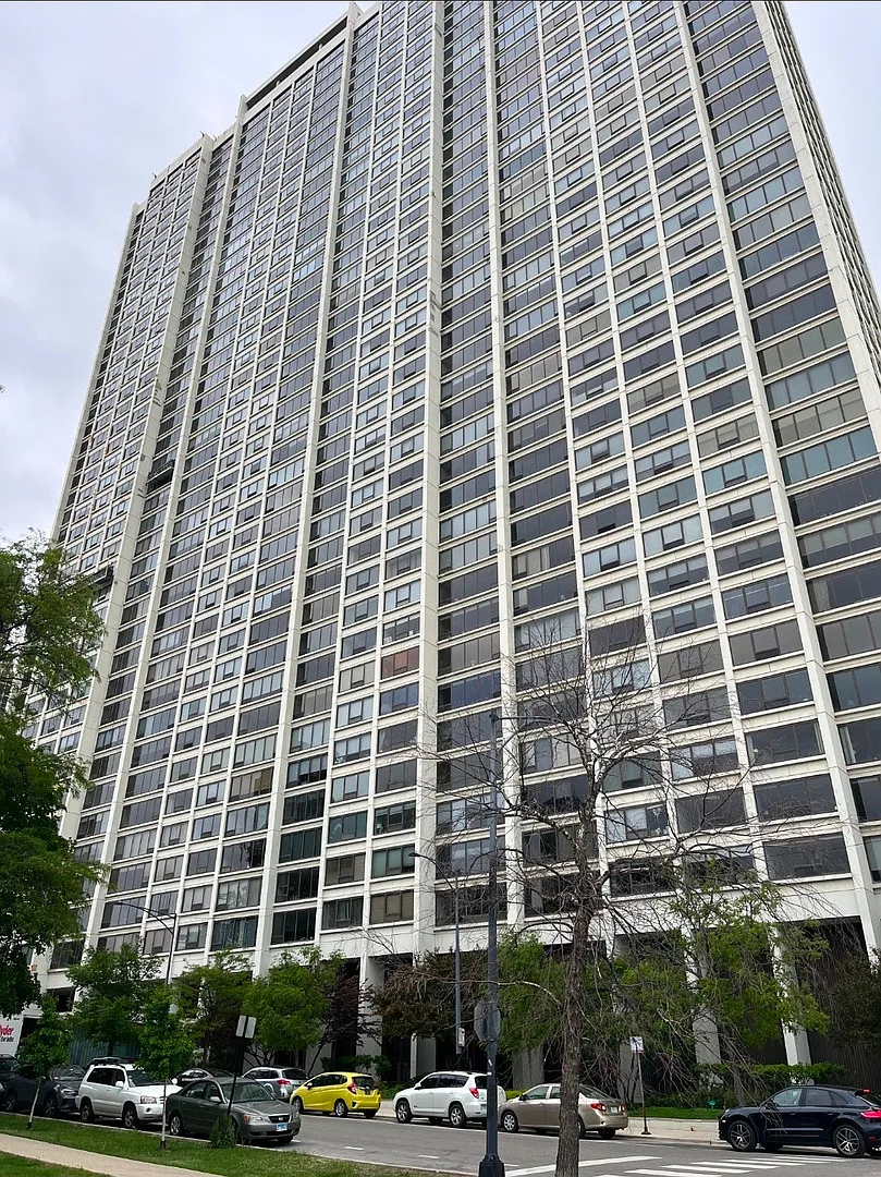 Photo 1 of 15 - 2800 N Lake Shore Dr #813 - Chicago, IL Primary Photo - 2800 N Lake Shore Dr #813