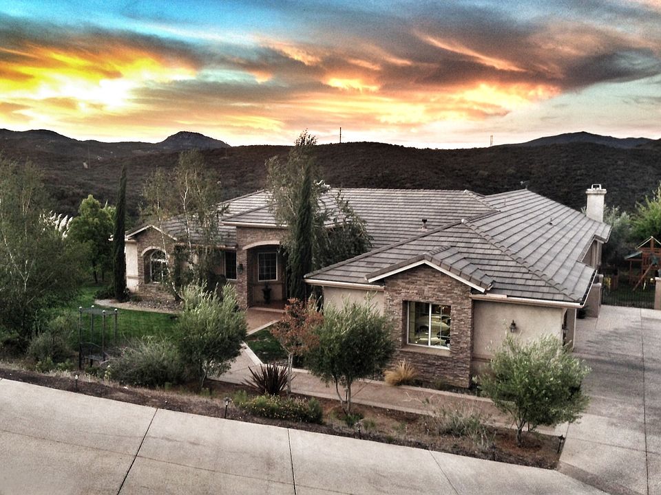 Private and secluded hillside location on 2.5 acres!