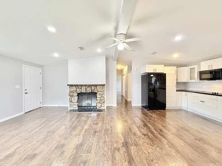 990 E Bay St — Photo 7