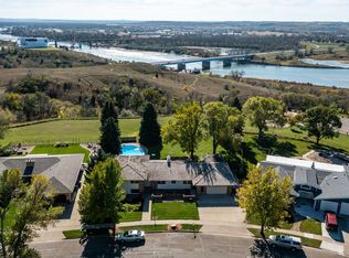 2019 S Grandview Ln, Bismarck, ND 58503
