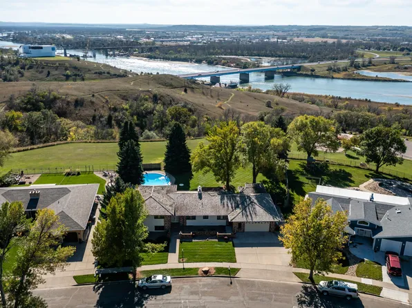 2019 S Grandview Ln, Bismarck, ND 58503