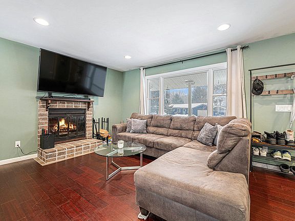 4th image of 5900 Marilyn Ct