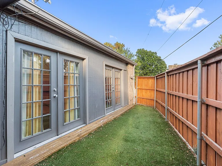 2403 N Carrier Pkwy — Photo 26