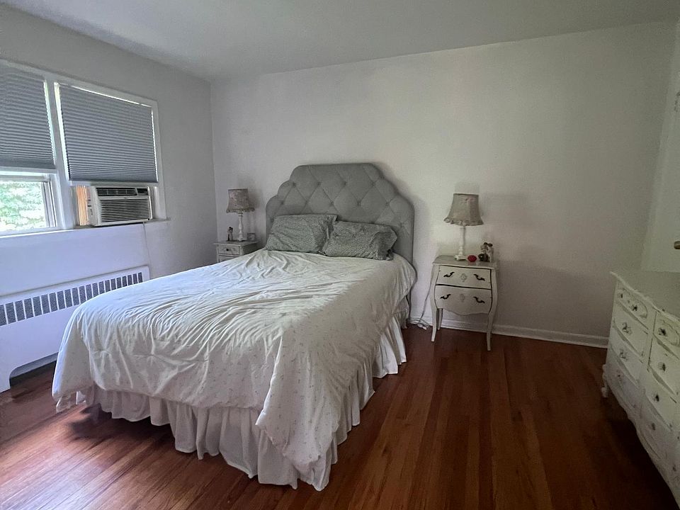 2nd image of 550 Centre St