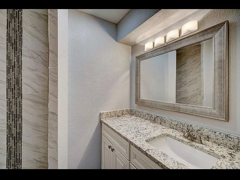 7107 NW Birch Pl — Photo 8
