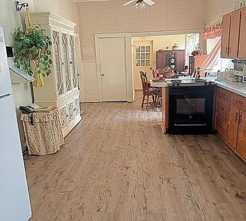 4th image of 204 N Holly St