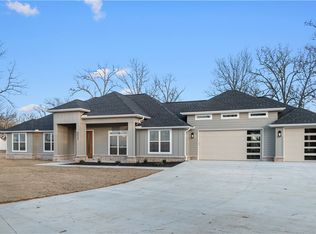 8460 S Pleasant Valley Rd, Gentry, AR 72734