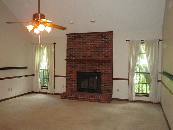 3rd image of 5717 N Lake Oaks Dr