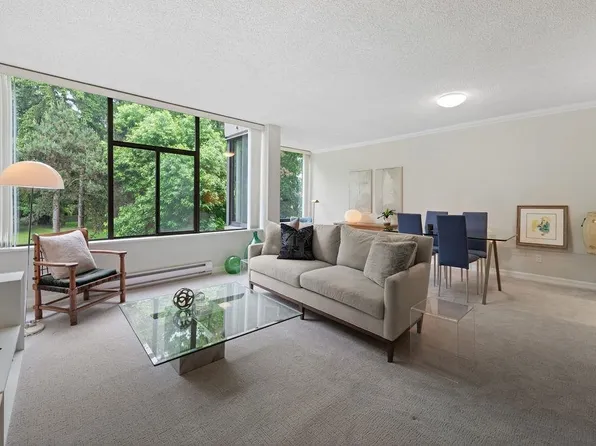 4101 Yew St #305, Vancouver, BC V6L 3B7
