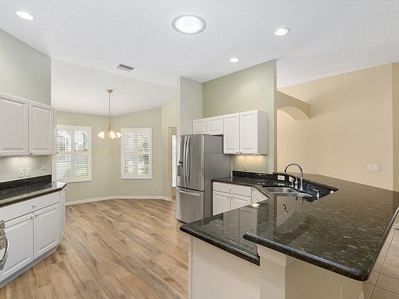 5th image of 734 Winifred Way