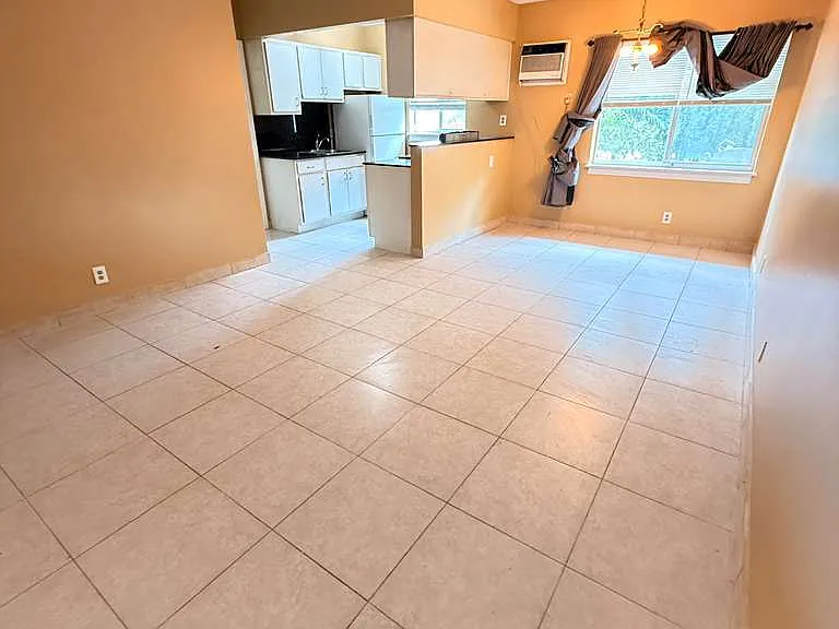 1044 NE 8th Ave #10 — Photo 2