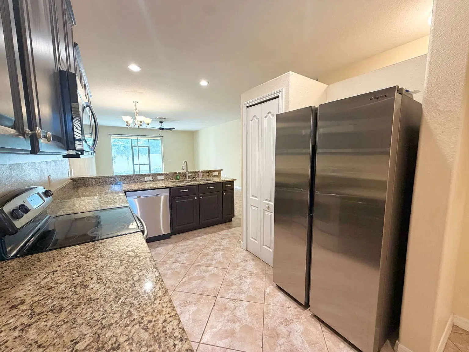 3 bed, 2.5 bath, 2010 sqft, $2,100 — Photo 4