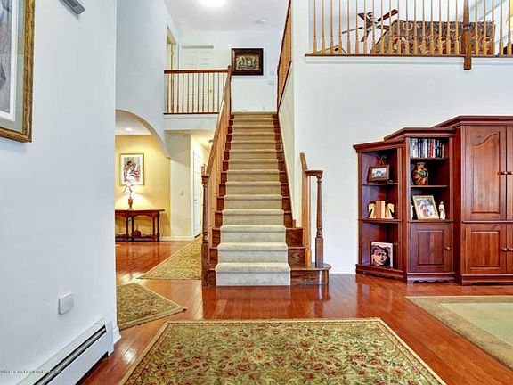 4th image of 14 Holly Ct