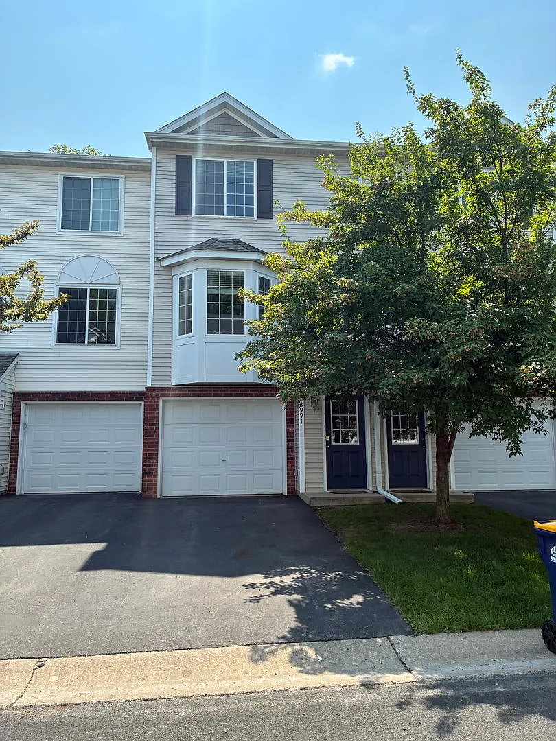 Chanhassen Townhouse - 2 bed & 1.5 Ba — Photo 1