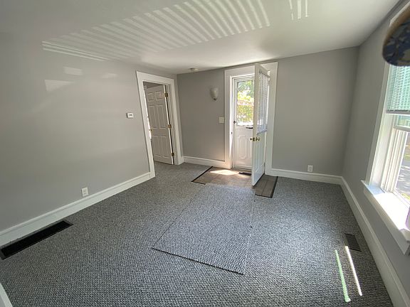 Living room with new carpet and freshly painted walls.