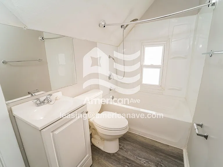 921584_008_wm_-_main_bathroom_13421632.jpg