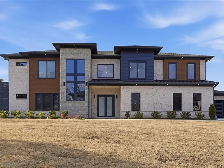 556 Versailles Dr — Photo 1