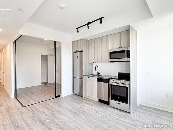 3rd image of 990 Bloor St W #511