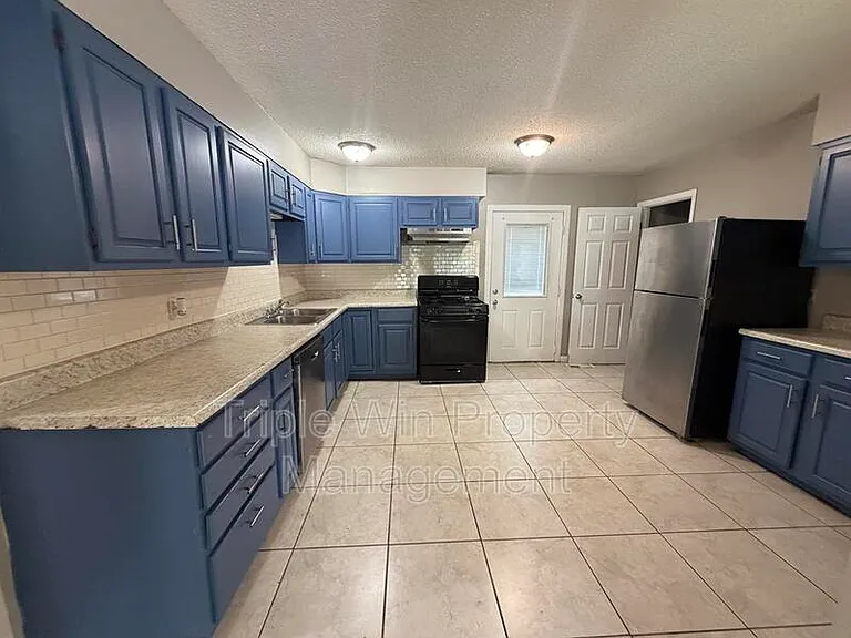 714 Undercliff Dr — Photo 12
