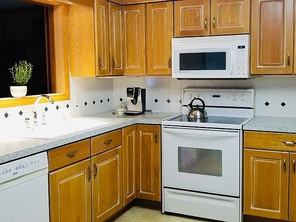 5th image of 954 Lincoln Ave