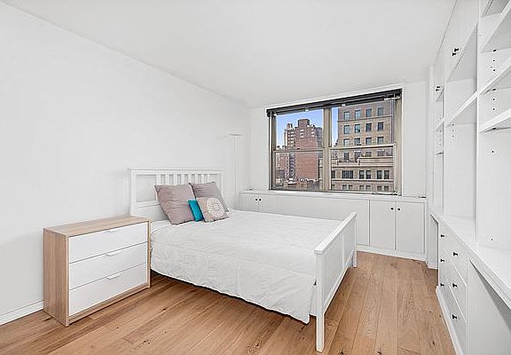 4th image of 301 E 79th St APT 8C