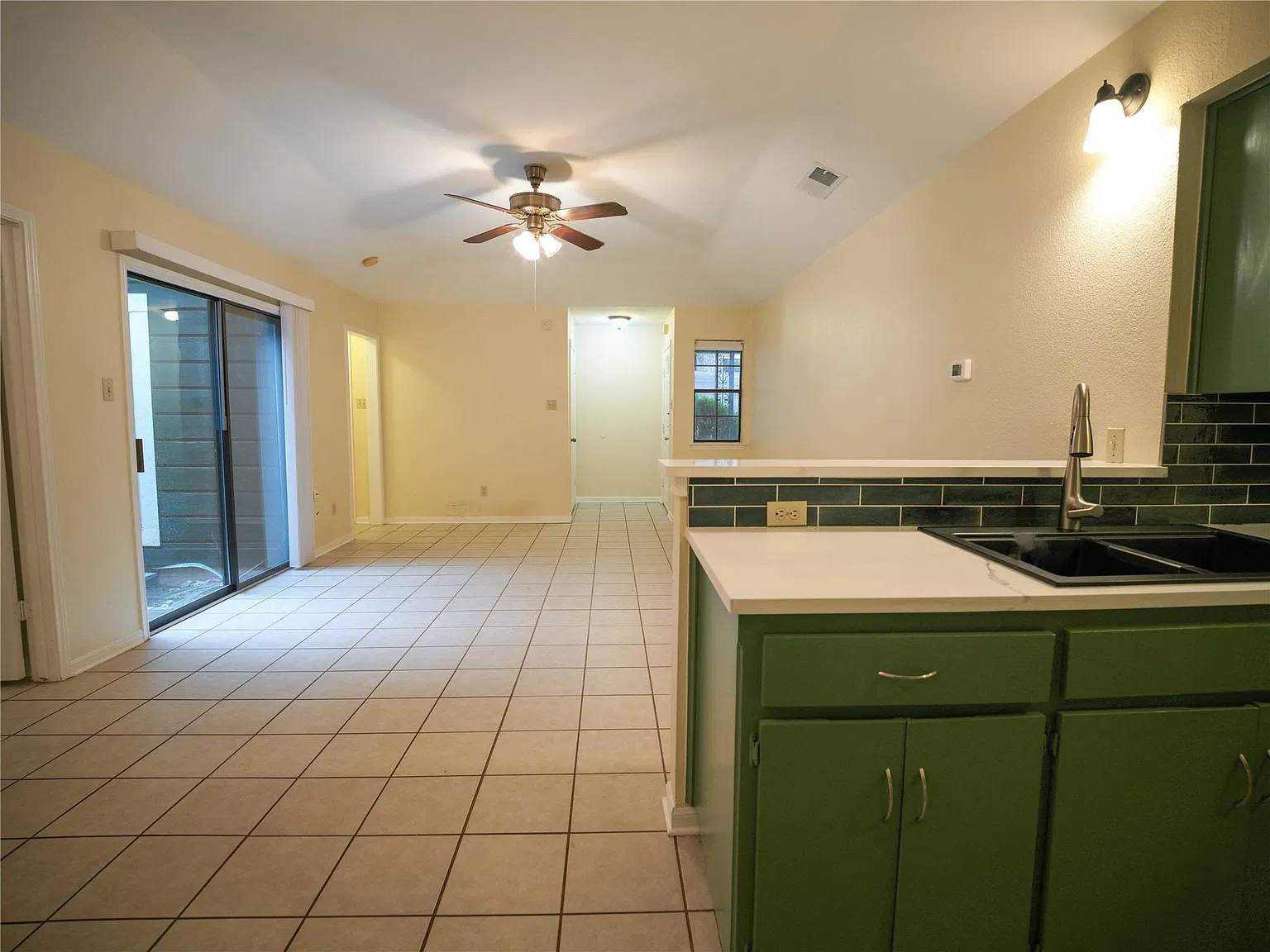 2 bed, 2.0 bath, 1018 sqft, $2,400 — Photo 2