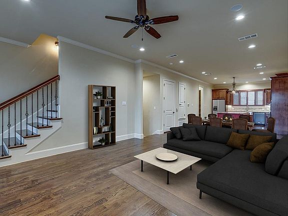 3rd image of 321 W Franklin St