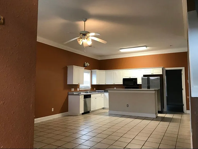 895 Saint Andrews Ln — Photo 3