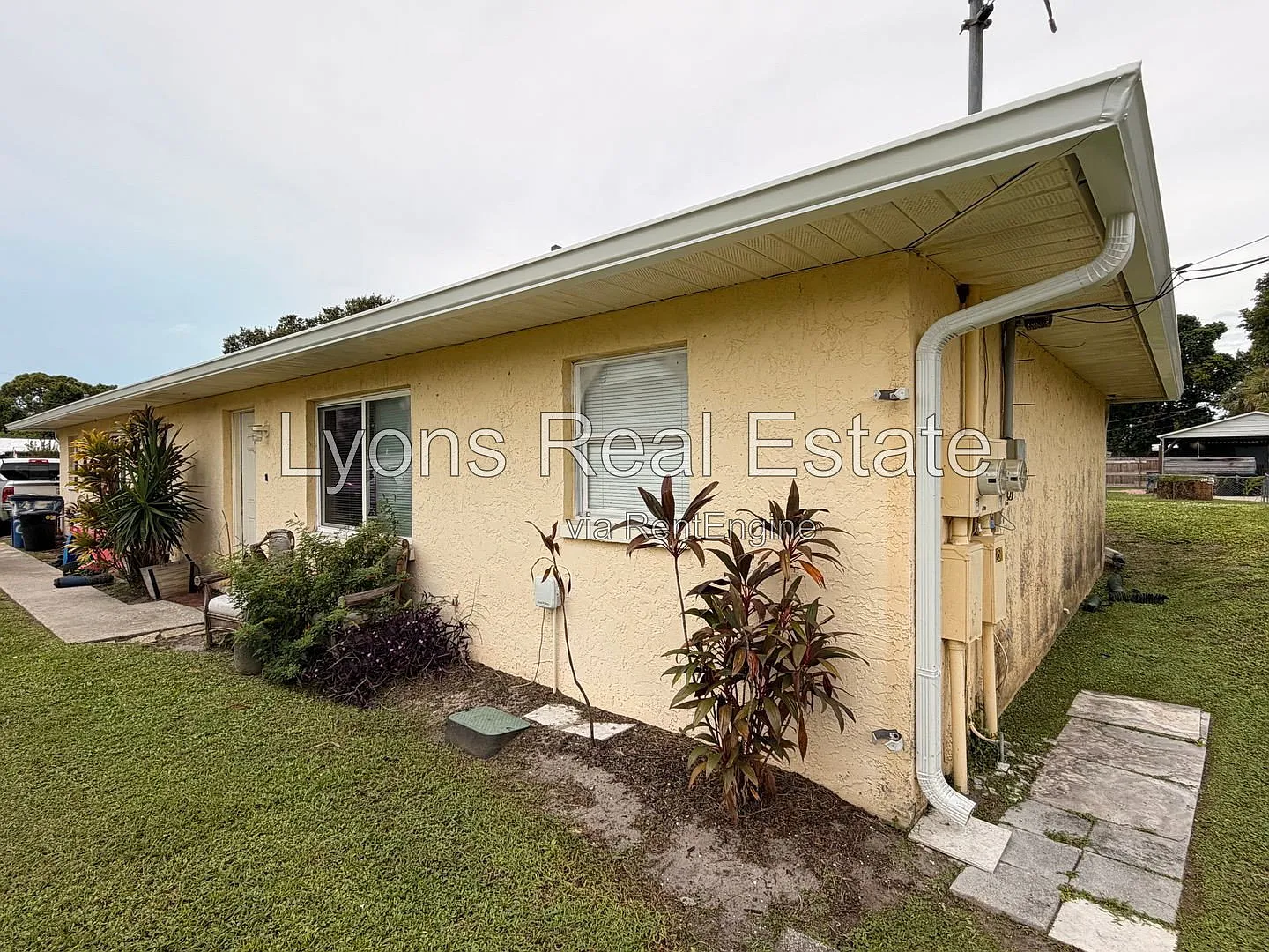 2 bed, 1.0 bath, 870 sqft, $1,095 — Photo 3