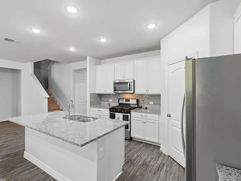 127 Buttonwood Ct — Photo 12