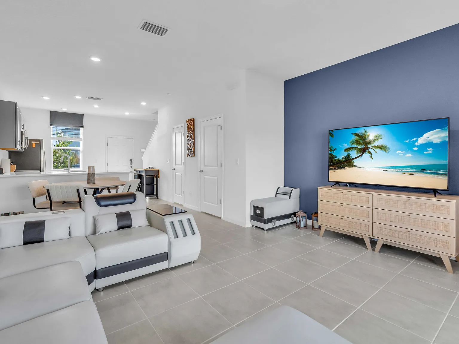 2 bed, 2.5 bath, 1200 sqft, $2,300 — Photo 4