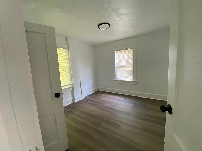 712 Roselle Ave #B — Photo 3