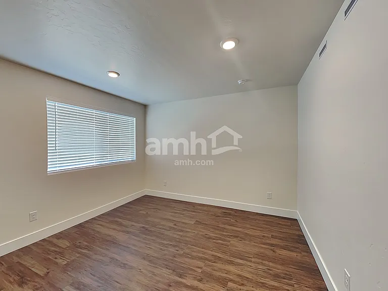 715 S Rocker Ave — Photo 17