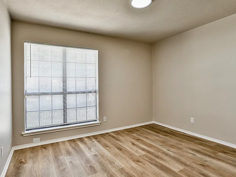 813 Bristol Ave — Photo 15