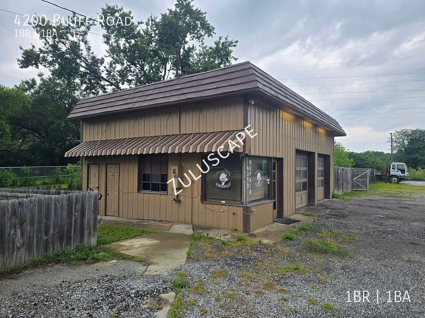 4200 Bluff Road / 1 bedroom 1 bathroom apartment with Auto Body Garage — Photo 2