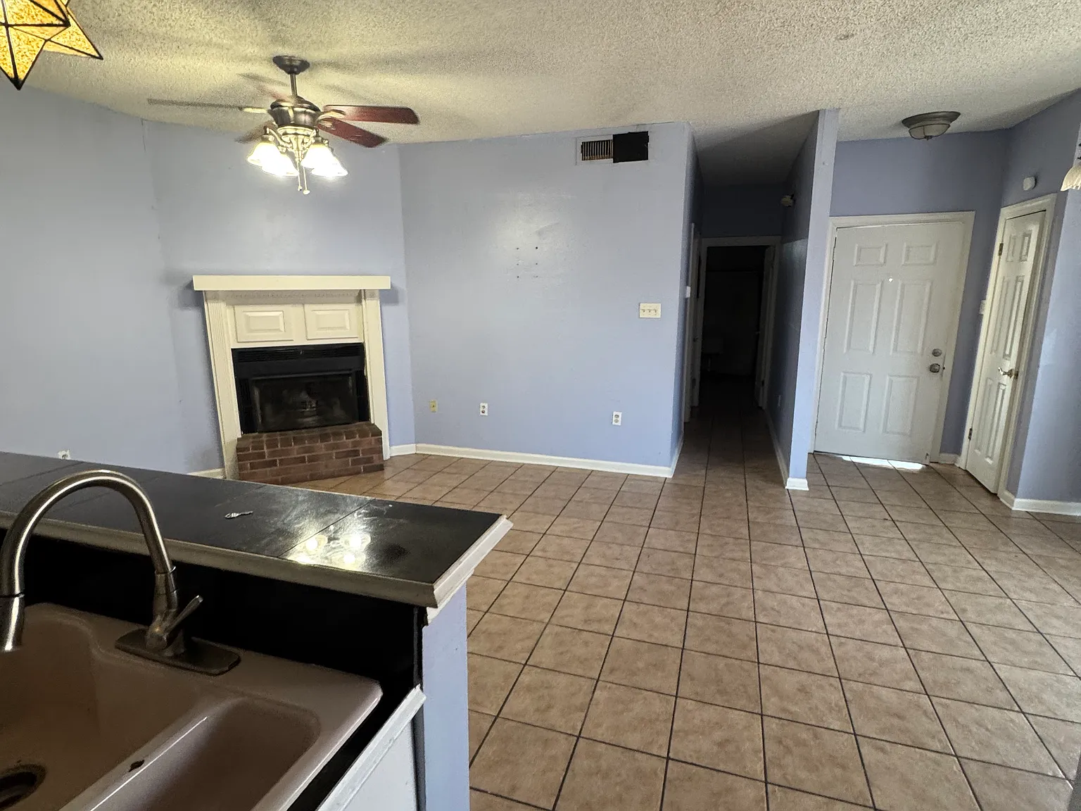 2 bed, 1100 sqft, $985 — Photo 2