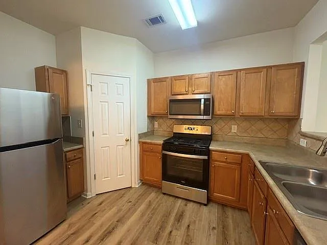 3 bed, 2.5 bath, 1696 sqft, $2,000 — Photo 4