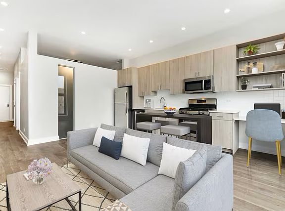 3rd image of 1964 N Milwaukee Ave #403