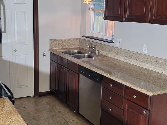 Kitchen/granite countertops