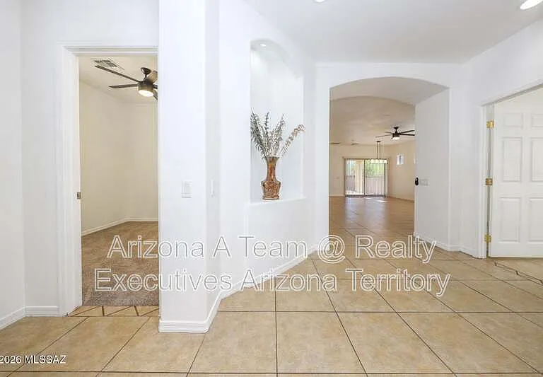 10401 E Yew Pl — Photo 2
