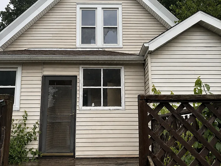 1354 E Losey St — Photo 2