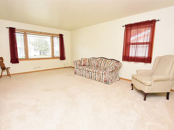 4th image of 405 Sibley St