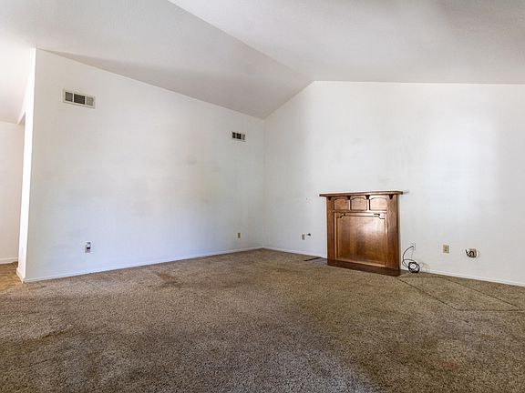 3rd image of 2336 E Tulare Ave