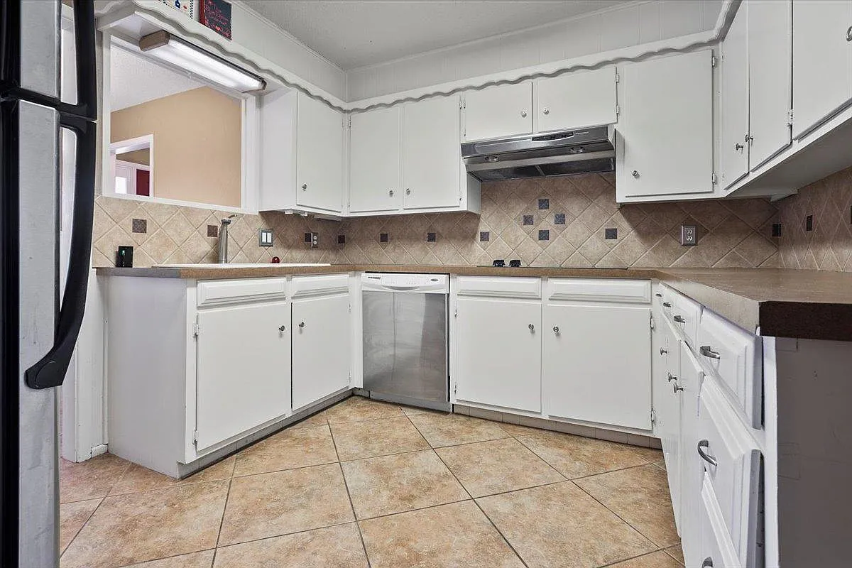 4 bed, 2500 sqft, $2,200 — Photo 3