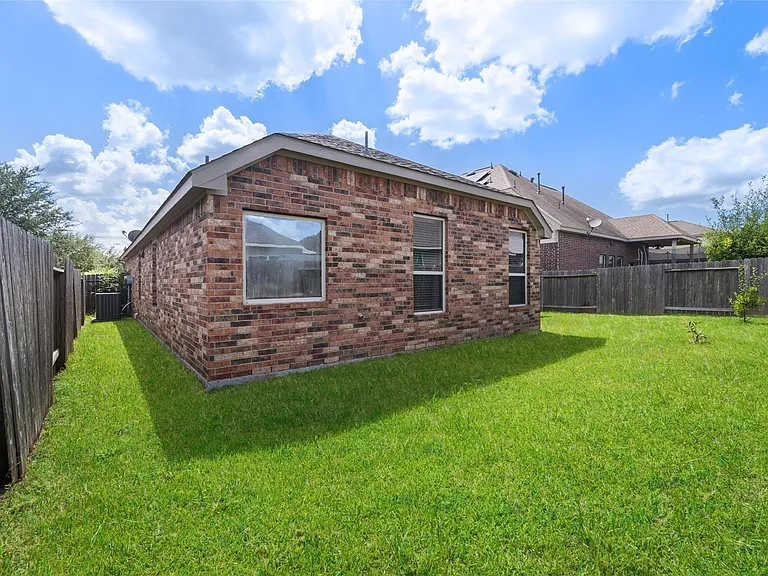 636 Maple Point Dr E — Photo 25