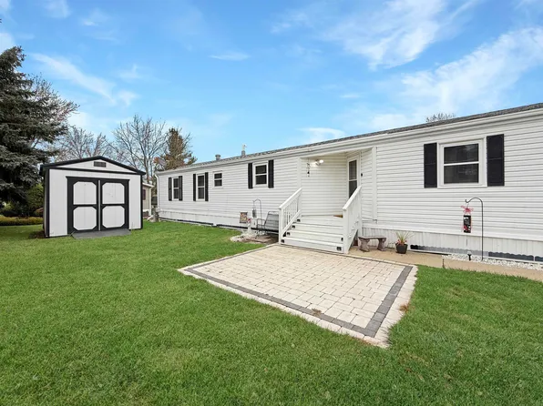 102 Red Haw Ct, Freeport, IL 61032