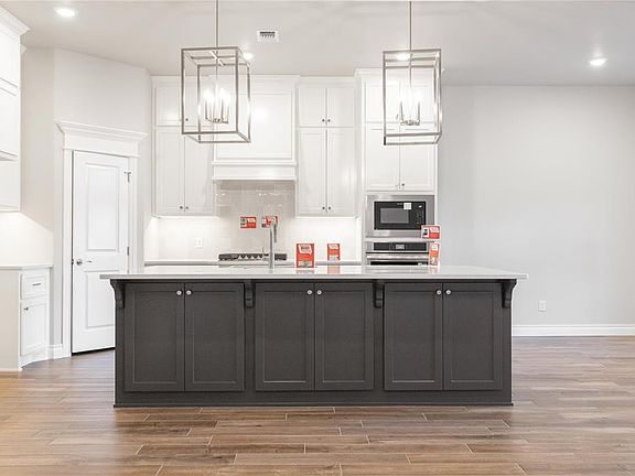 3rd image of 3324 Holland Cir