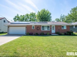 211 Schramm Dr, Pekin, IL 61554