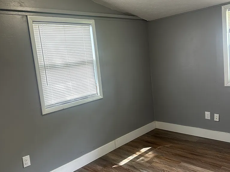 518 Clayton St — Photo 9